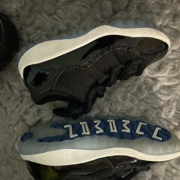 Black Jordan 11 (unisex) - Picture 3 of 3